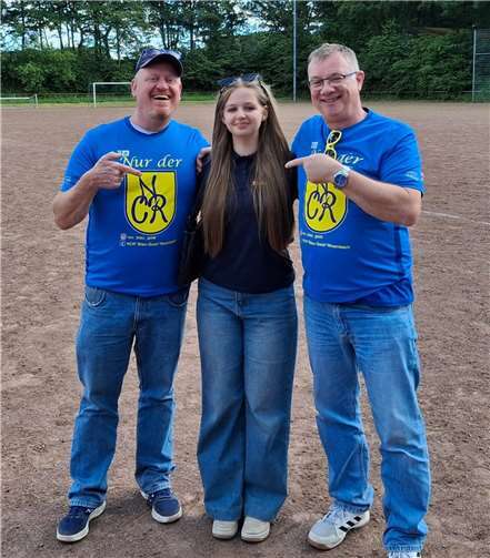Von links nach rechts: Kommandant HP Watty, Milena Wiltschinski, 1. Vorsitzender Jörg Nawrath.  Foto: NCR „Blau-Gold“ 1966 e.V. Rheinbach