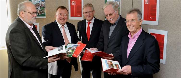 Von links nach rechts: Kreisarchivar Leonhard Janta, Landrat Dr. Jürgen Pföhler, KSK-Vorstandsvorsitzender Dieter Zimmermann, Robert Bitzen und Herbert Breuer.