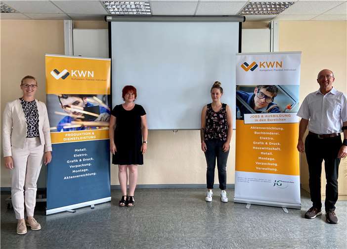 Von links nach rechts: Kristina Kutting (IHK), Sandra Demuth (kaufmännische Ausbilderin KWN), Linda-Maria Unkelbach (Ausbildungsabsolventin) Axel Braunschädel (Betriebsleiter KWN)