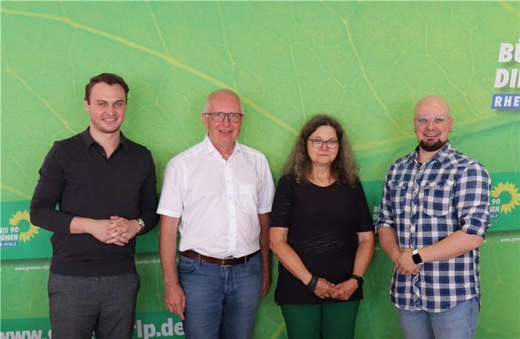 Von links nach rechts: LAG Sprecher*innen Maurice Kuhn (Co-Sprecher), Hans-Uwe Daumann und Corinna Kastl-Breitner mit Markus Seemann. Foto: privat