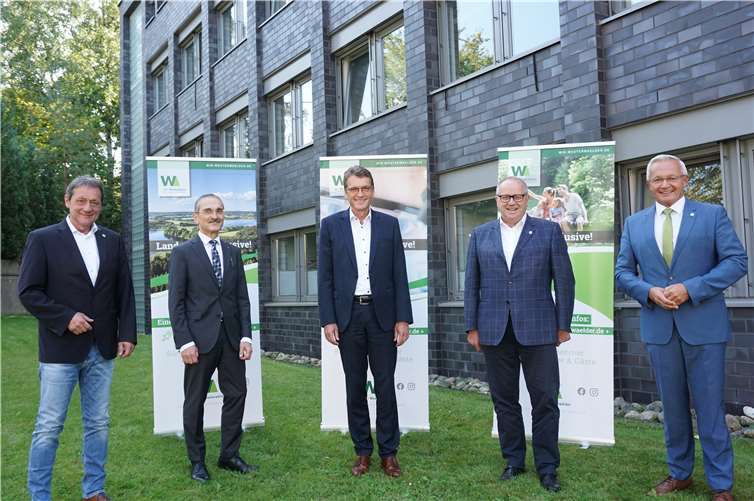 Von links nach rechts: Landrat Achim Schwickert (WW), Dr. Hermann-Josef Richard (Vorsitzender desVorstandes Sparkasse Neuwied), Dr. Andreas Reingen (Vorsitzender des Vorstandes Sparkasse Westerwald-Sieg), Landrat Dr. Peter Enders (AK), Landrat Achim Hallerbach (NR) ARCHIVFOTO 15.09.2020
