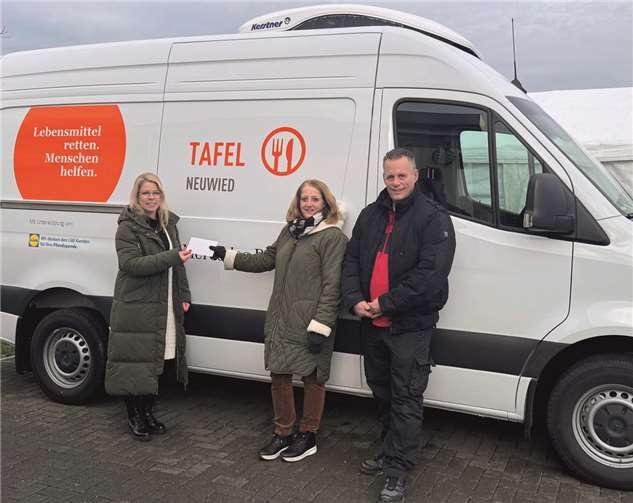 Von links nach rechts: Landtagsabgeordnete Lana Horstmann übergab ihre Spende für die Tafel Neuwied, an Frau Elisabeth Adrian und Herrn Marcus Oehlschläger von der Caritas Neuwied.
