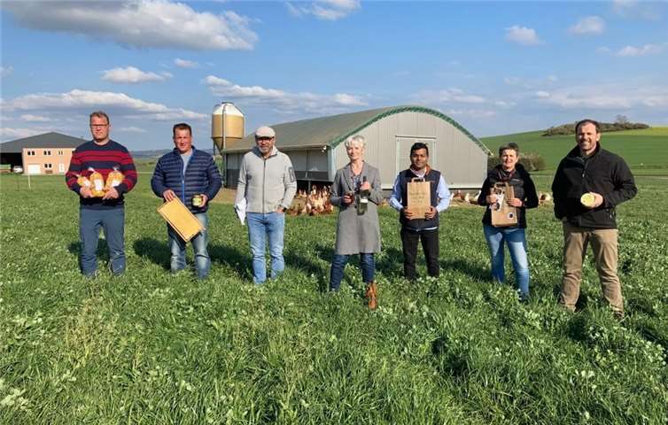 Global denken und Regional handeln in Zeiten von Corona  Von links nach rechts: Landwirtschaftsmeister Peter Geisen, Imker Guido Ackermann, Carlos Schneider, Rosemarie Müller, Pater Shijo, Helga Pütz, Landwirt Johannes Maur.Foto: privat