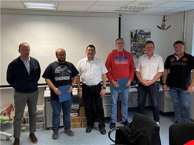 Von links nach rechts: Lars Ritscher (stellv. BKI), Michael Gran (Zugführer), LR Jörg Denninghoff, Dirk Maeckel (stellv. Zugführer), Guido Erler (BKI), Marcus Grün (stellv. BKI)  Foto: Rhein-Lahn-Kreis