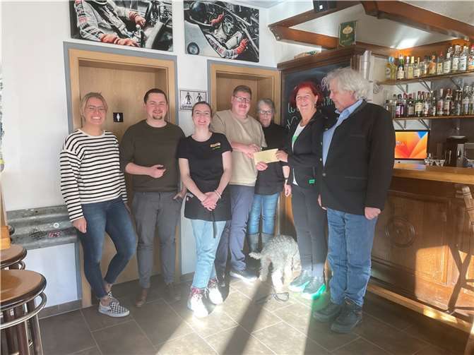 Von links nach rechts: Leona Grüber, Marco Grüber, Helena Fuhrmann, Nico Grüber, Doris Grüber, Ulrike Dobrowolny, Kay Andresen.  Foto: Hospiz-Verein Rhein-Ahr e.V.