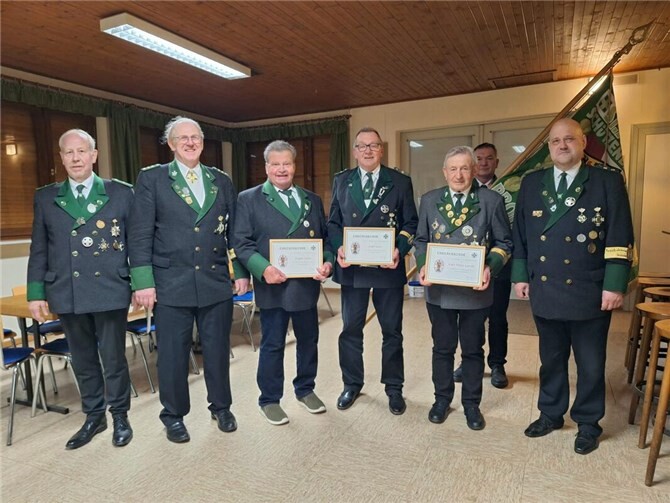 Von links nach rechts: Leutnant Karl-Heinz-Schumacher, Brudermeister Peter Nonn, Eugen Laux, Josef „Jojo“ Laux, Karl-Peter „Schliffi“ Lerchl, Oberleutnant Martin Schnitker; es fehlt: Horst Ruge; im Hintergrund: Fähnrich Frank Fichtner mit SchützenfahneFoto: privat