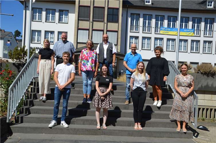 Von links nach rechts: Lisa Tamke, Personalratsvorsitzender Wolfgang Goeken, Marius Luxem, Roswitha Raumer, Lea Faber, stellvertretender Büroleiter Klaus Künzer, Oberbürgermeister Dirk Meid, Christina Gail, Sophie Voll sowie Juliane Gorin.  Foto: Jacqueline Blang/Stadt Mayen