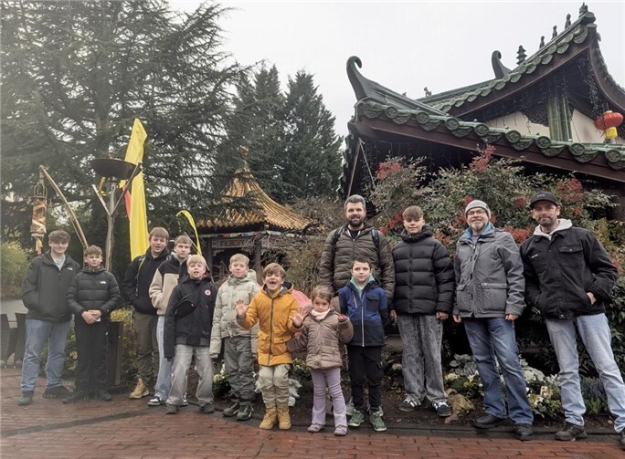 Von links nach rechts: Luis Schürger, Klaas Wozniak, Paul Wortha, Julian Ackermann, Linus Ackermann, Jakob Wortha, Till Tempel, Luise Tempel, Milan Welzel, Andre Welzel, Connor Dahlmeier, Christoph Dahlmeier, Christian Hennes.  Foto: Stella Tempel