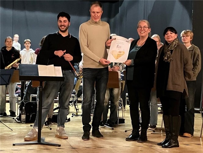 Von links nach rechts: Luka Totadze (Leiter des JBO), Karl Böttcher (Präsident Lions Club Meckenheim-Wachtberg), Claudia Metzen (Leiterin der Musikschule Voreifel), Renate Diefenbach (Pastpräsidentin des Lions Club Meckenheim-Wachtberg). Foto: privat