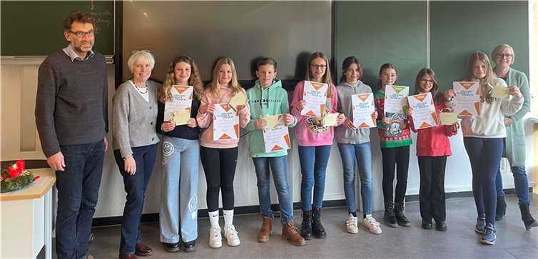 Von links nach rechts: Lutz Hasbach, Anja Holland, Sophia Astor, Linda Doumen, Linus Kunze, Emma Schönfeld, Thea Scheitinger, Siegerin Rebecca Schmeil, Louisa Kastenholz, Leni Knorr und Svenja Hellmeyer.  Foto: privat