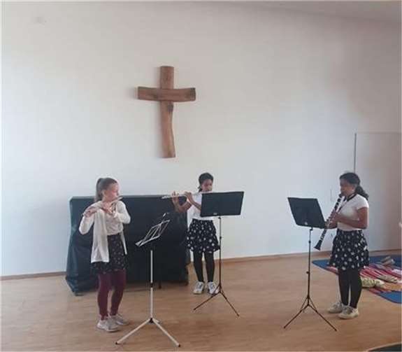 Von links nach rechts: Magdalena Busch und Emily Baidoo, Querflöte sowie Laura Baidoo, Klarinette. Foto: privat