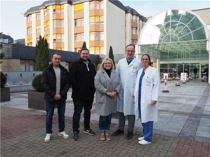 Von links nach rechts: Maik Frühauf, Florian Bales (beide von der Medical Service Rheinland GmbH), Stationsleiterin Gabriele Dannenberg, Dr. Thomas Dyong, Dr. Anja Katharina Hoff-Meyer. Foto: St. Nikolaus-Stiftshospital