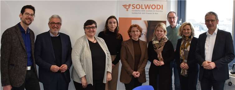 Von links nach rechts: Manuel Liguori, Roger Lewentz, Dr. M. Decker, D. Sieger, Susanne Müller, Lana Horstmann, Lothar Rommelfanger, Dr. Anna Köbberling, Hendrik Hering.  Copyright: SOLWODI