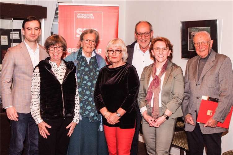Von links nach rechts: Marcel Hürter, Kreisvorsitzender der SPD, Angela Linden-Berresheim, Ortsvorsteherin Oberwinter, Ingeborg Stammler (50 Jahre SPD), Birgit Kußerow-Johnson (25 Jahre SPD), Winne Glaser (Vorsitzender SPD Oberwinter), Susanne Müller, MdL, Karl-Heinz Lülsberg (70 Jahre SPD). Foto: SPD Oberwinter