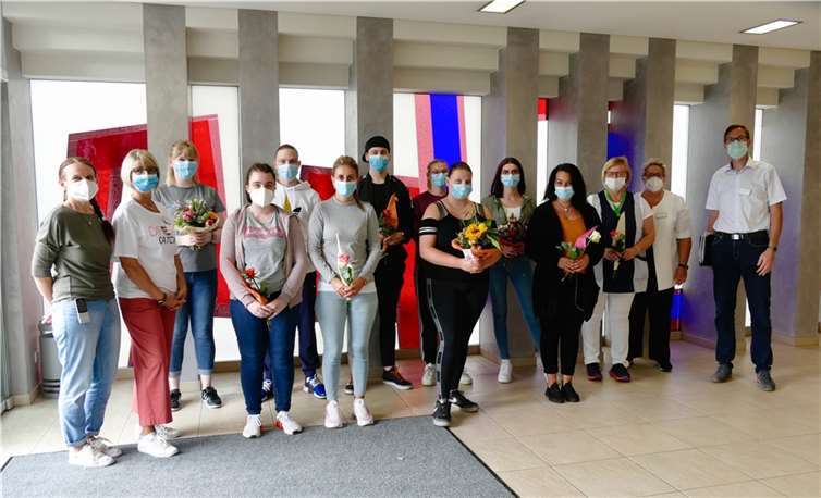 Von links nach rechts: Margarete Wieczorek (stellv. Pflegedienstleitung), Ulla Schlöffel (Pflegedienstleitung), Jennifer Monschau, Jil Mayer, Daniel Sommer, Jasmin Spörl, Erik Jentsch, Michelle Nett, Svenja Breuling, Josefine Kutscher, Riccarda Hoffmann, Jeniver Luther-Hoffmann, Cornelia Kaltenborn (Geschäftsführerin), Hans-Peter Mayer (Einrichtungsleiter). Foto: Petra Dettmer  