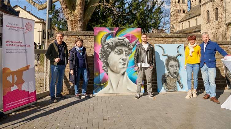 Graffiti-Ausstellung „Urban Loop“ in Koblenzer Seilbahn Von links nach rechts: Martin Mitscherling, Saebel GmbH, Schilder-Systeme Lahnstein, Druck der Bildtafeln, Anna Maria Schuster, Geschäftsführerin der BUGA-Freunde Koblenz, Steffen Tschuck, Graffiti-Künstler der Ausstellung, Ulli Piel, Beisitzerin Kunst und Kultur, BUGA-Freunde Koblenz, Thomas Schilling, Vorsitzender BUGA-Freunde Koblenz. Foto: BUGA-Freunde Koblenz, Ernst Dolkemeier