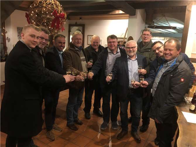 Von links nach rechts: Maternus Dötsch (CDU Kobern-Gondorf), Karl-Heinz Pistono (Fraktionsvorsitzender der CDU Fraktion in Kobern-Gondorf), Jens Firmenich (Vorsitzender der CDU Rhein-Mosel), Peter Scheidweiler (Vorsitzender der CDU Macken), Werner Wolf (CDU Kobern-Gondorf), Detlef Reil (Vorsitzender der CDU Oberfell-Alken-Niederfell), Renè Henric (Ortsbürgermeister der Gemeinde Oberfell), Eckhard Wintgen (CDU Kobern-Gondorf), Frank Barth (Beisitzer) und Jörg Johann (Vorsitzender der CDU Kobern-Gondorf).CDU