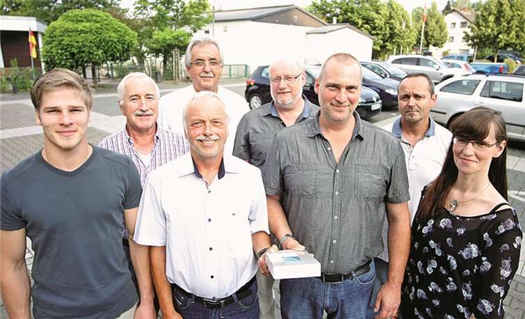 Egmond Eich als neuer Ortsvorsteher Von links nach rechts: Mauritius Stichnote, Hans Bauer, Erwin Schneider (stellv. Ortsvorsteher), Norbert Brüggemann, Hans-Peter Bauer, Egmond Eich (Ortsvorsteher), Frank Bender und Kerstin Stahl (Nachrückerin für Egmond Eich, der sein OB-Mandat niedergelegt hat). AB