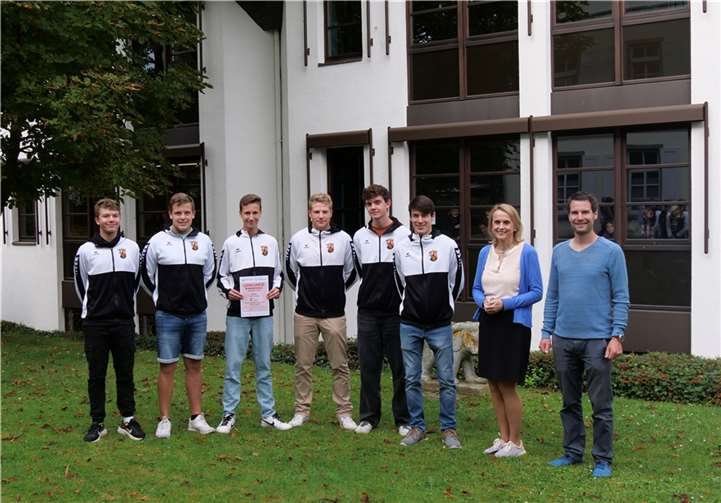 Von links nach rechts: Maximilian Nehrenberg, Luis Dehen, Jannis Junglas, Jan Schwab, Leon Bartsch, Jonas Weber, Schulleiterin Christiane Hofmann, Timo Sesterhenn.  Foto: Stefanie Velten