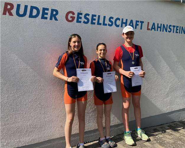 Von links nach rechts: Maya Steiger, Annika Rojan und Philipp Jung mit ihren Siegerurkunden.  Foto: Rudergesellschaft Lahnstein