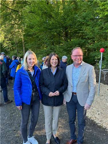 Von links nach rechts: MdL Ellen Demuth, Ministerin für Wirtschaft, Verkehr, Landwirtschaft und Weinbau in Rheinland-Pfalz ,Daniela Schmitt und Thomas Boden, Ortsbürgermeister Roßbach/Wied. Foto: privat