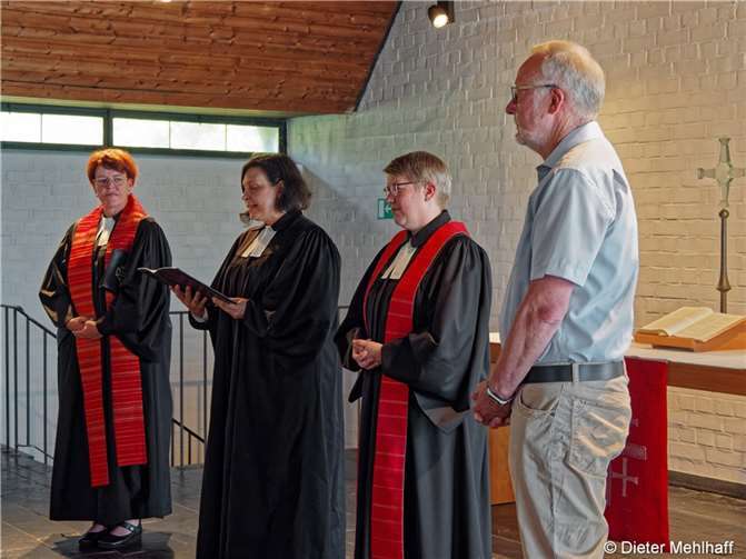 Von links nach rechts: Meike Bayer (Prädikantin Evangelische Gemeinde Wachtberg), Claudia Müller-Bück (Superintendentin des Kirchenkreises Bad Godesberg-Voreifel), Kathrin Müller (Pfarrerin Evangelische Gemeinde Wachtberg), Karl-Heinz Carle (Synodalältester). Foto: privat