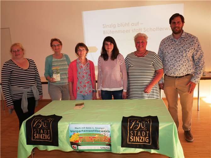 Von links nach rechts: Melanie Brücken, Renate Adams, Monika Weber-Lambert, Klimaschutzmanagerin Clarissa Figura, Claudia Thelen und Gärtner- Meister Andreas Weiland. Foto: G. Adams
