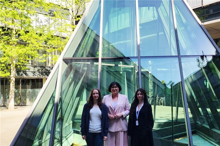 Von links nach rechts: Melina Pentuchov (Geschwister-Scholl-Realschule Plus Andernach) Anette Moesta MdL sowie Johanna Comtesse (Bertha-von-Suttner-Gymnasium Andernach) beim Boys‘ and Girls‘ Day im Landtag Rheinland-Pfalz in Mainz.