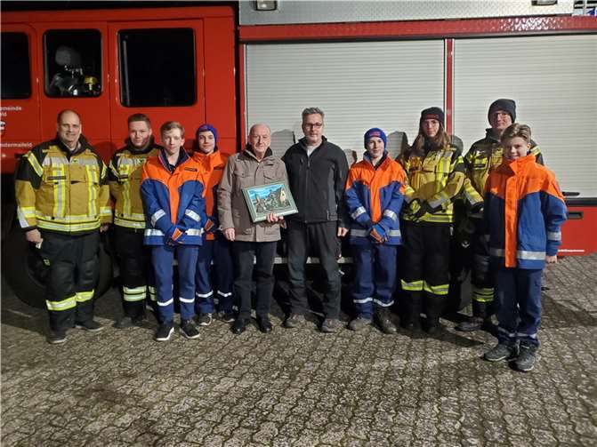 Von links nach rechts: Michael Büchel-Schwaab (stv. Wehrführer), Quentin Schneider, Andre Fischer, Henry Kathan, Matthias Hochhausen (Stadtführer), Andreas Nouskalis (Vorsitzender Förderverein Freiwillige Feuerwehr), Emil Körtge, Julie Frevel und Henrik Hinze (Jugendwarte), Tom Moritz.  Foto: privat
