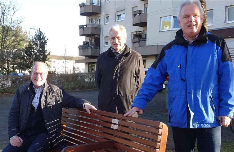 Von links nach rechts: Michael Firmenich, Präsident des Lions Clubs Bonn-Rhenobacum, Henning Horn, Vorsitzender des Rheinbacher Seniorenforums, Stefan Raetz, Geschäftsführer der Wirtschaftsförderungs- und Entwicklungsgesellschaft der Stadt Rheinbach mbH. Foto: Stefan Raetz