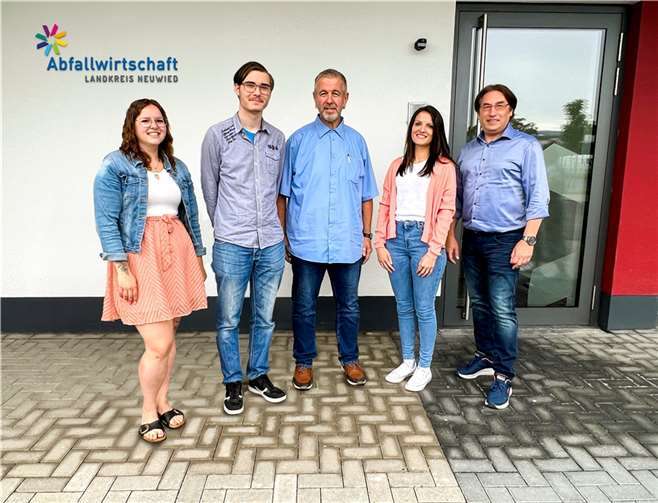 Von links nach rechts: Michelle Steinheuer, Damian Apelt, Rinaldo Weber, Marie-Christin Asbach, Jörg Schwarz (Vorstand)  Foto: Abfallwirtschaft Kreis Neuwied