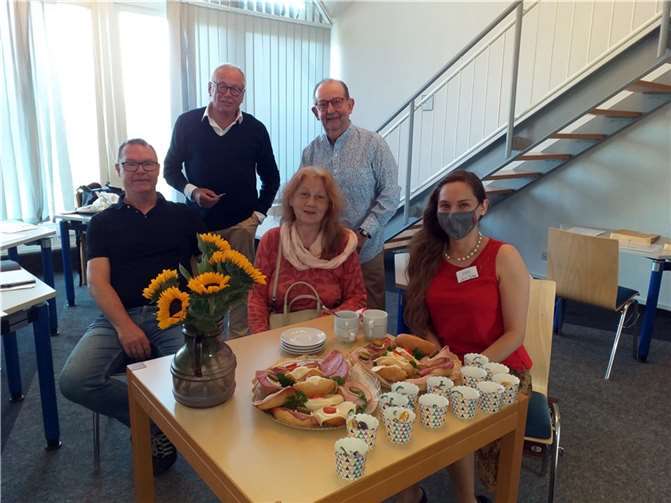 Von links nach rechts: Mike Klüber (ADD-Vertreter, Schulleiter der Neuwieder Heinrich-Heine-Realschule), Ralf Jantzen (Dipl. Ing., Erwachsenenbildner), Franz Hecking (Kursleiter und ehem. Rektor der Marienschule Neuwied), Brigitte Thiel (Magister Ed., Erwachsenenbildner, BAMF, telc) und Karolina Paus (M.Ed, Fachbereichsleitung Schulabschlüsse, vhs Neuwied) bilden den Prüfungsausschuss der vhs Neuwied. Foto: Stadt Neuwied