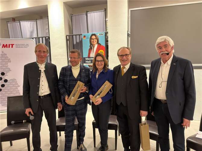 Von links nach rechts: Moderator Franz-Josef Schneider, MIT Landesvorsitzender Rheinland-Pfalz, Gereon Haumann, Mitglied des Bundestags, Mechthild Heil, Ehrenvorsitzender des MIT Landesverbands Rheinland-Pfalz und Unternehmer, Josef A. Geyer, und der Kreisvorsitzende der MIT Ahrweiler, Elmar Lersch stellen sich zum Foto bevor die Podiumsdiskussion beginnt. Foto: Frank Meumerzheim