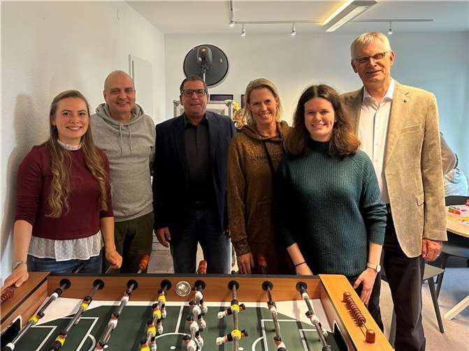 Von links nach rechts: Nadine Wiesinger (Jugendpflegerin), Jörg Bersch (Sachgebietsleitung), Wolfgang Rösner (Fachbereichsleiter), Silke Burkard-Fries (Fachgebietsleiterin), Lena Bölinger (studentische Unterstützungskraft), Ludger Banken (Bürgermeister). Foto: Stadt Rheinbach