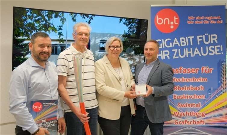 Von links nach rechts: Nikolaus Pantios - Vertriebsleiter Telekommunikations Services, Heinz Günter Kruse - Ortsvorsteher Straßfeld, Bürgermeisterin Petra Kalkbrenner und Lukas Romanowski - Bereichsleiter bn:t. Foto: bn:t BlatzheimNetworks Telecom GmbH
