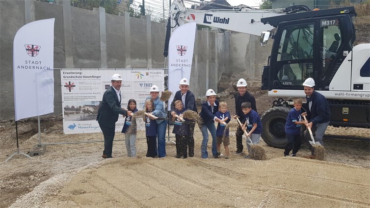 Von links nach rechts: Oberbürgermeister Christian Greiner, Schulleiterin Daniela Dockendorff, Bürgermeister Claus Peitz, Leiterin technisches Bauamt Eva-Maria Kern, Architekt Egon Schäfer und der designierte Bürgermeister Sammy Labidi, gemeinsam mit Kindern der Grundschule Hasenfänger.Fotos: KH