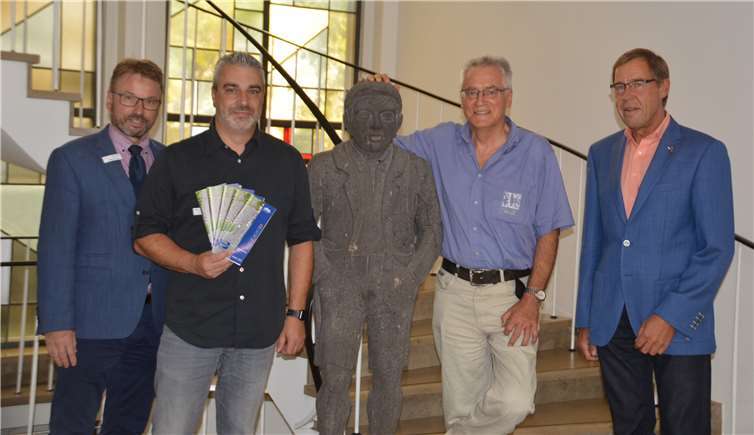 Von links nach rechts: Oberbürgermeister Wolfgang Treis, VHS-Geschäftsstellenleiter Lars Krämer, der pädagogische Leiter der VHS Josef Brodam und Bereichsleiter Heiner Thelen präsentieren den Arbeitsplan für das II. Semester 2018. Jacqueline Blang/Stadt Mayen