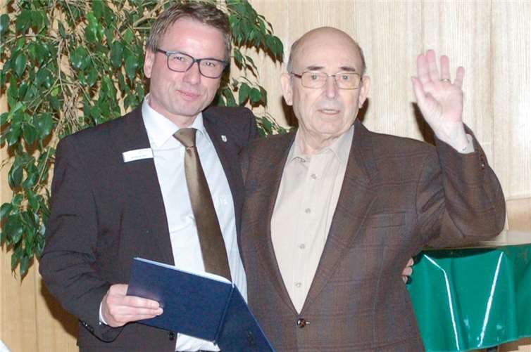 Von links nach rechts: Oberbürgermeister Wolfgang Treis mit Wilfried Blasweiler. Foto: Jaqueline Blang