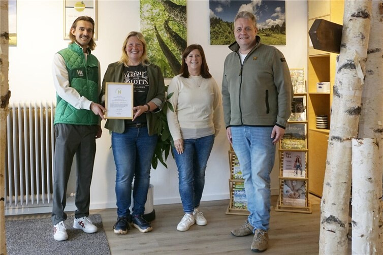 Von links nach rechts: Oliver Filby, kommissarische stellvertretende Geschäftsführung und Nachhaltigkeitsbeauftragter des Westerwald Touristik-Service, Bianca Weber und Kerstin Guckert von der Tourist Information „Hoher Westerwald“ sowie Gerrit Müller, Bürgermeister der Verbandsgemeinde Rennerod, bei der Urkundenübergabe zur Auszeichnung der Tourist Information „Hoher Westerwald“ als Partnerbetrieb des „Nachhaltigen Reiseziels Westerwald“.
