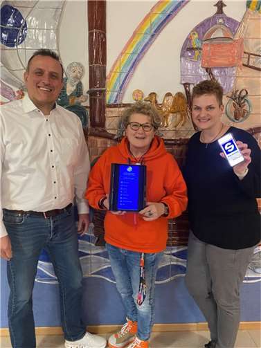 Von links nach rechts: Ortsbürgermeister Peter Wilkes, Leiterin Adelheid Weiler, Erzieherin Sandra Nagy.