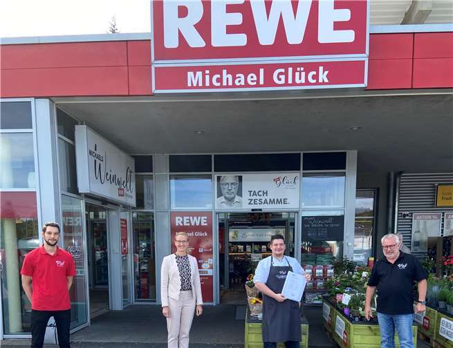 Von links nach rechts: Pascal Hartmann (Marktleiter und Ausbilder Rewe-Markt Rengsdorf), Kristina Kutting (IHK)Steven Schlaf (Ausbildungsabsolvent), Michael Glück (Inhaber Rewe-Markt Rengsdorf) Fotos: privat