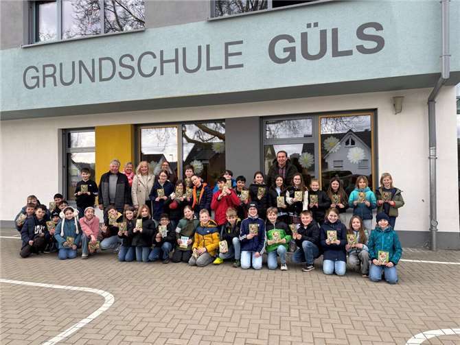 Grundschulkinder freuen sich über Lesestoff im Unterricht Von links nach rechts: Peter Bäsch, Tafel Koblenz e.V., Esther Rube, Schulleiterin Balthasar-Neuman-Grundschule, Dr. Margit Theis-Scholz, Beirat „Versteckte Engel“, Judith Adams, Schulleiterin GS Pestalozzi, Peter Degen, Schulleiter GS Güls. Foto: Hannah Bosse