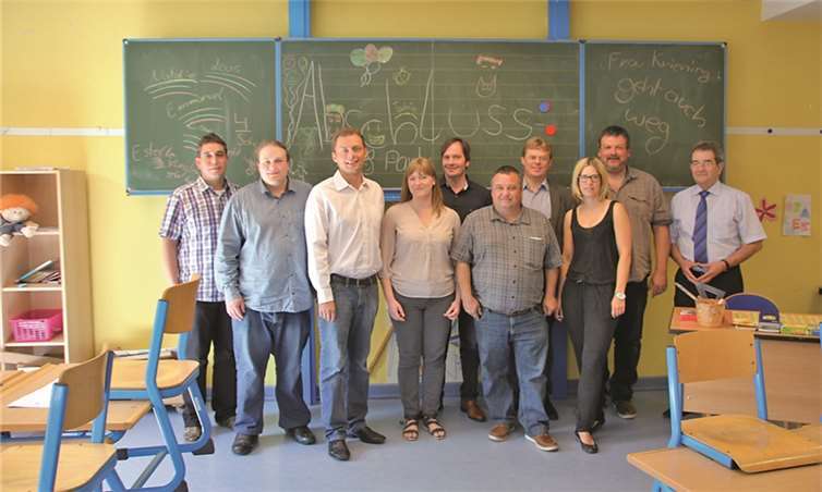 Von links nach rechts: Peter Weinand (Elternvertreter), Joscha Pullich (Vorstand Grüne Cochem-Zell), Daniel Köbler (Fraktionsvorsitzender Grüne RLP), Katharina Binz (Landesvorsitzende Grüne RLP), Thorsten Loosen (1. Beigeordneter Klotten), Dieter Lürtzener (Ortsbürgermeister Klotten), Uli Oster (2. Beigeordneter Klotten), Simone Comes (Elternvertreterin), Horst Pullich (Grüne Verbandsgemeinderat Cochem), Helmut Probst (Bürgermeister der Verbandsgemeinde Cochem).privat
