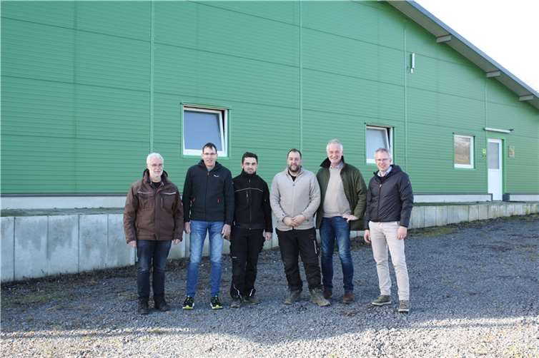 Von links nach rechts: Peter Zilles, Mitarbeiter DLR Westerwald-Osteifel; Axel Heinemann Vorstand VLF Mayen-Koblenz; Christian Becker Vorstand VLF Mayen-Koblenz; Henning Carstensen Vorsitzender VLF Mayen-Koblenz; Erhard Horst-Saur Vorstand VLF Mayen-Koblenz und Sebastian Turck kommissarischer Dienststellenleiter DLR Westerwald-Osteifel.  Foto: Dienstleistungszentrum ländlicher Raum Westerwald - Osteifel