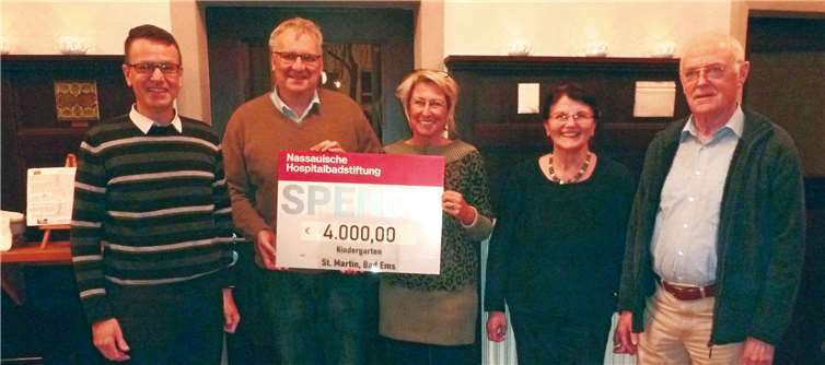 Von links nach rechts: Pfarrer Armin Sturm, Vorstandsvorsitzender; Pfarrer Christian Dolke, Stellvertreter; Sylvia Kilian, Leiterin des Kindergartens St. Martin in Bad Ems; die Mitglieder des Stiftungsrates Dr. Maria Scharfenberger und Heinrich Rademacher. Foto: Nassauische Hospitalbadstiftung Bad Ems