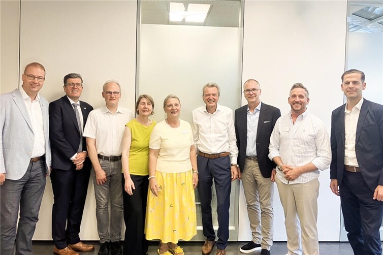 Von links nach rechts: Prof. Dr. Gert Naumann, Prof. Dr. Holger Maul, Prof. Dr. Christof Schenkel-Häger, Prof. Dr. Tanja Fehm, Gaby Frömbgen, Prof. Dr. Richard Berger, Prof. Dr. Christoph G. Wölfl, Sven Mühlan und Thorsten Kopp. 