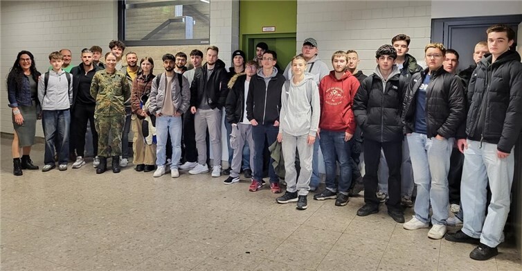 Von links nach rechts: Rebecca Strittmatter, Organisatorin der Veranstaltung; Marlon Reinhardt, ehemaliger Bundeswehrsoldat und Unternehmer; Marko Brück, Bundeswehrkarriereberatung; Soldatin Anastasia; Schülerinnen und Schüler der MBK23 sowie der HBFME25. Foto: Maria Brenner