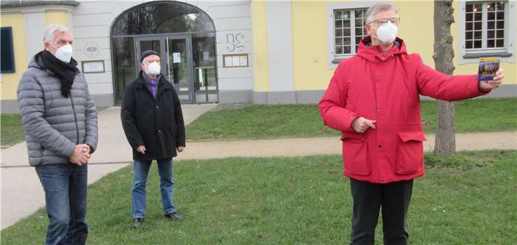 Von links nach rechts: Reinhold Krumnack, Vicepräsident des Lions Clubs Bonn-Rhenobacum, Bernd Leyendecker, Vorsitzender des GA-Weihnachtslichtes, Manfred Weizbauer, Schatzmeister des Hilfswerks des LC Bonn-Rhenobacum. Foto: privat