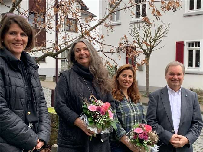 Von links nach rechts: Rosi Wester, Anja Rihm, Niousha Jinak und Bürgermeister Karsten Fehr.  Foto: Verbandsgemeinde Unkel