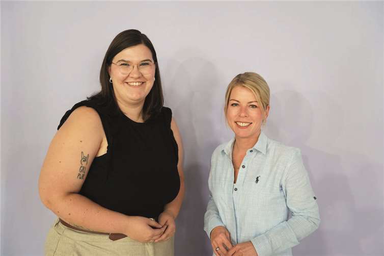 Von links nach rechts: SPD-Kreisvorsitzende Marie-Christin Ockenfels und Landtagsabgeordnete Lana Horstmann freuen sich über die riesige Rekord-Unterstützung: 191 Millionen Euro für Investitionen fließen in den Kreis Neuwied. Foto: Sebastian Lück